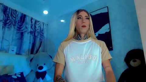 julia_bulette1 online show from June 14, 1:38 am