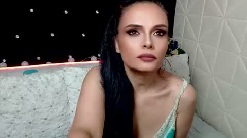 Julia Divinne online show from July 2, 10:58 pm