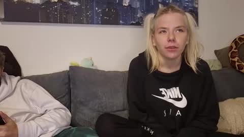 julia_official online show from November 9, 8:11 pm