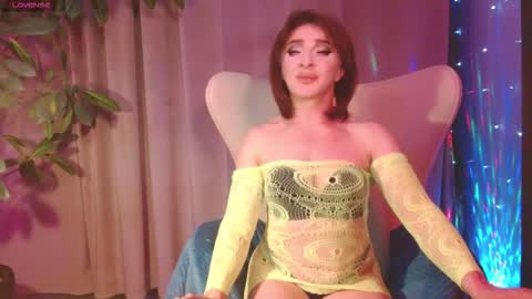 Snapshot of julia_renard chatting on October 23, 7:59 pm Julia online show from October 23, 7:59 pm