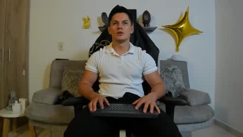 julian_wallace online show from October 14, 12:46 am