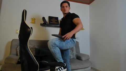 julian_wallace online show from October 27, 7:03 pm