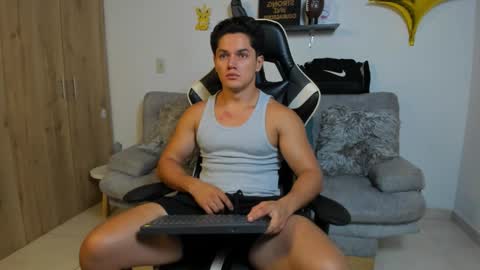 julian_wallace online show from January 17, 3:10 pm