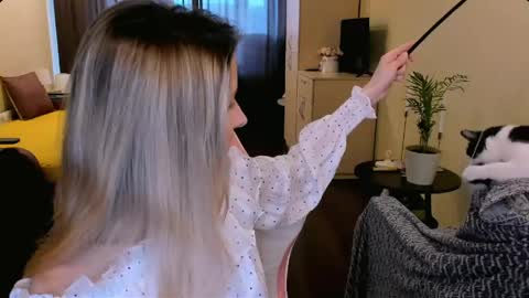 Julie online show from April 16, 6:13 am