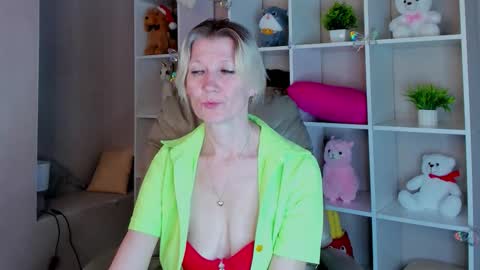 Julie Lucasss online show from March 6, 7:29 am