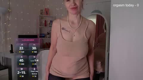 Snapshot of julvilnet chatting on February 27, 5:18 am Julia online show from February 27, 5:18 am