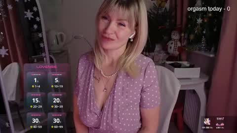 Snapshot of julvilnet chatting on January 7, 5:12 am Julia online show from January 7, 5:12 am