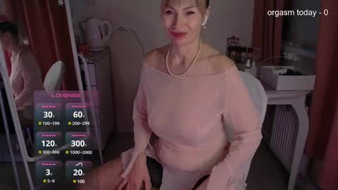 Snapshot of julvilnet chatting on February 4, 5:21 am Julia online show from February 4, 5:21 am