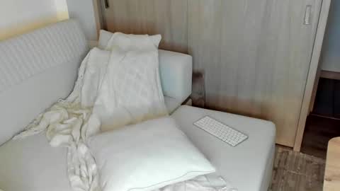 july_correa online show from December 18, 11:22 pm