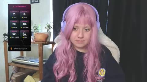 Snapshot of june_shy0 chatting on September 25, 7:15 am June online show from September 25, 7:15 am