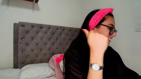  Isa y Luci  online show from March 16, 6:45 pm