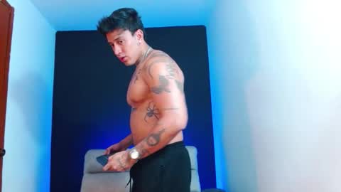 justinfuller_31 online show from January 17, 4:55 am