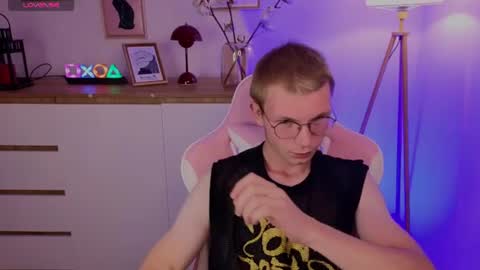 justleo_ online show from August 8, 10:09 pm