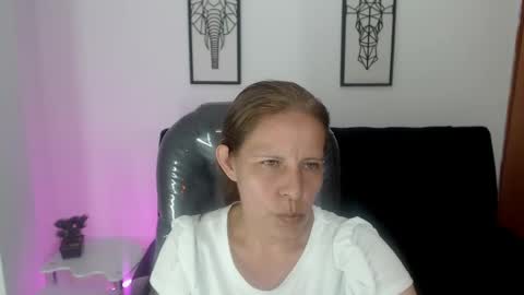 Snapshot of karlye_hot chatting on February 18, 5:42 am KARLYE online show from February 18, 5:42 am