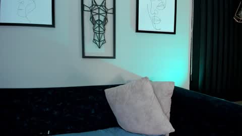 karo_linee online show from January 22, 4:12 pm