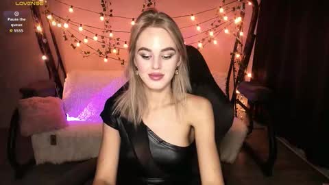 KarolinaHayes online show from November 2, 1:11 pm