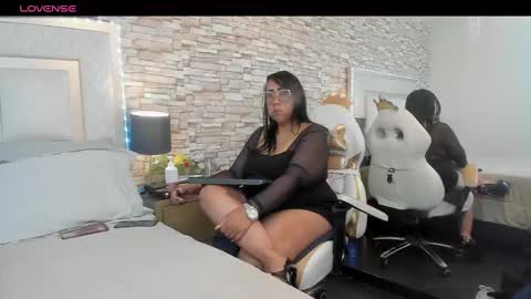 karolwestt online show from September 19, 1:48 pm