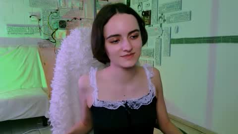 katewillows online show from February 11, 9:02 am