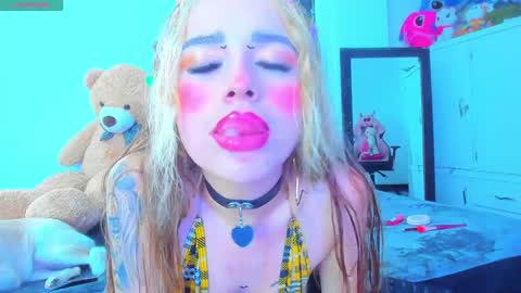 Snapshot of katlucy69 chatting on December 7, 4:26 am lucyfx69   INSTAGRAM online show from December 7, 4:26 am