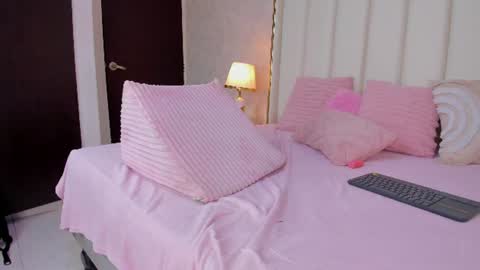 kayladavies_ online show from June 26, 9:53 pm