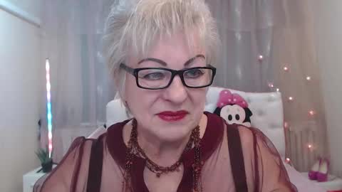 kaylesmoll online show from September 12, 7:05 pm