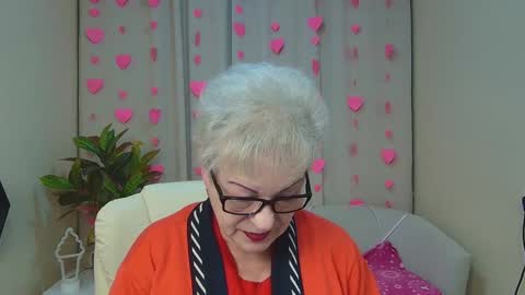 kaylesmoll online show from February 6, 8:00 pm