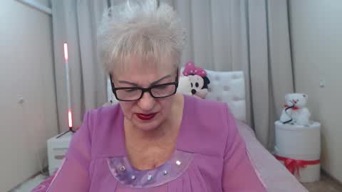 kaylesmoll online show from January 31, 7:44 pm