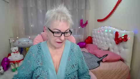 kaylesmoll online show from February 26, 5:35 am