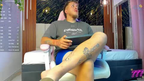 keane_lee_ online show from April 24, 12:40 pm