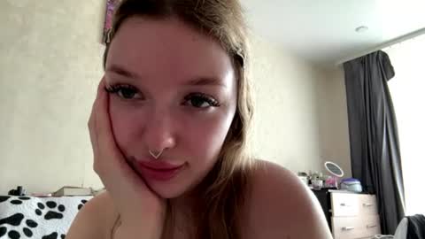 Mia online show from June 18, 9:04 am