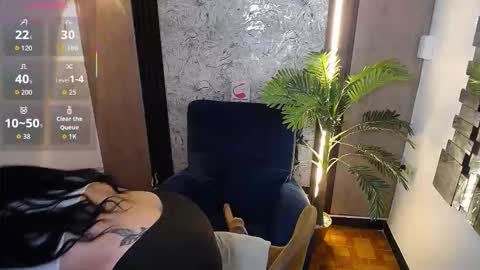 Snapshot of kenda_hot chatting on October 22, 1:13 pm Laura online show from October 22, 1:13 pm