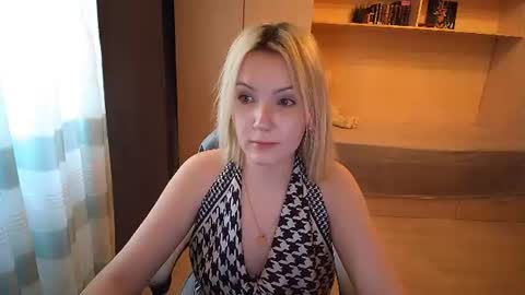 Evelyn online show from July 10, 3:39 pm