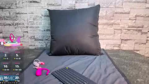 Kiara Zahiri online show from December 15, 10:55 am