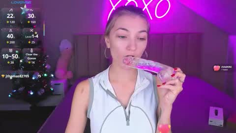 kimberlly_smith online show from December 19, 11:44 pm