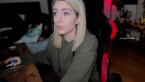 Wolfs Girl online show from October 4, 2:15 pm