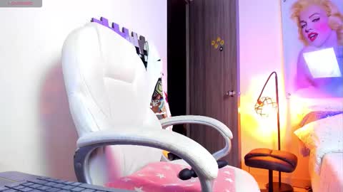 kimmberly_saenz_ online show from January 18, 1:14 am