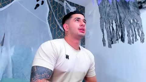 Snapshot of king_falconer chatting on October 23, 3:41 am Angel Falconer online show from October 23, 3:41 am