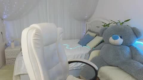    online show from March 7, 10:13 am