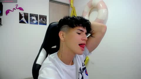 kiss_whitee online show from September 22, 1:31 am