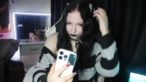 Hey  Im Ellie  if you like me and like my show give me a thumbs up hehe online show from June 19, 10:16 pm