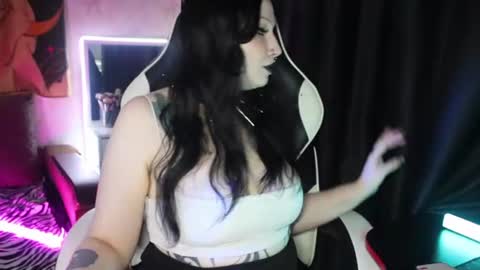 Hey  Im Ellie  if you like me and like my show give me a thumbs up hehe online show from July 9, 8:57 pm
