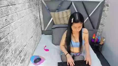 kitty_small69 online show from May 4, 2:34 pm