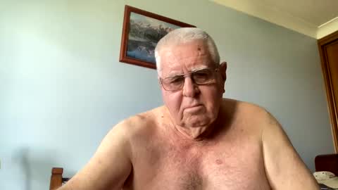 Aussiedude online show from December 7, 3:20 am