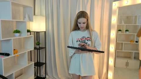 Lilu online show from April 3, 5:14 am