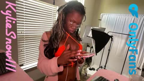 Kylie Snow online show from April 21, 4:14 pm