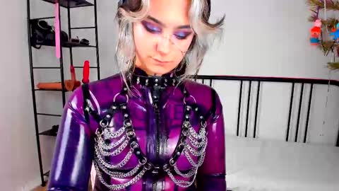 Mia online show from February 10, 8:10 pm