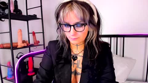 Mia online show from January 20, 6:43 pm