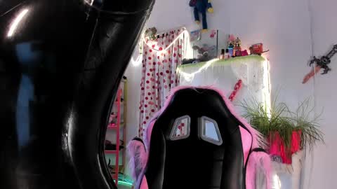 Mia online show from April 3, 5:42 pm