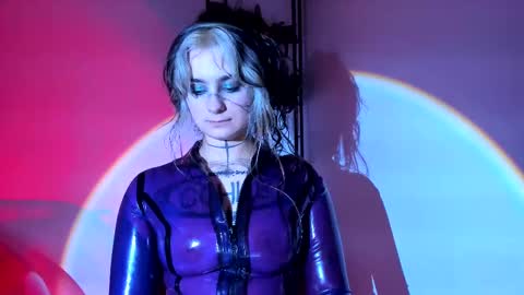 Mia online show from February 17, 7:55 pm