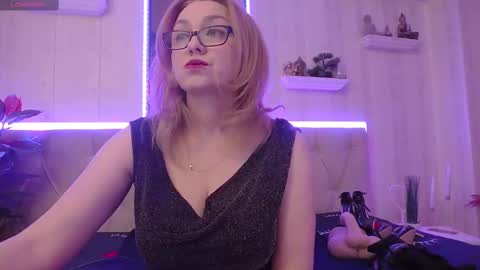 Snapshot of ladyjeen chatting on February 18, 7:54 am  Lady Jeen    Back on Sunday 8th of December online show from February 18, 7:54 am